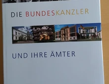 Buch von Angela Merkel „Die Bundeskanzler und ihre Ämter“ mit ihrer Signatur