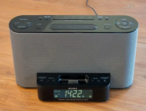 Sony ICF-DS11iP Radio / Docking Station mit Uhr für iPod/iPhone