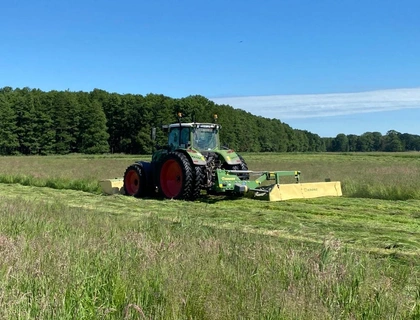 Mit dem Traktor auf dem Feld "arbeiten"