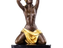 erotische Bronzefigur Weiblicher Akt mit Augenbinde und Tuch in goldener Bemalung -Neu