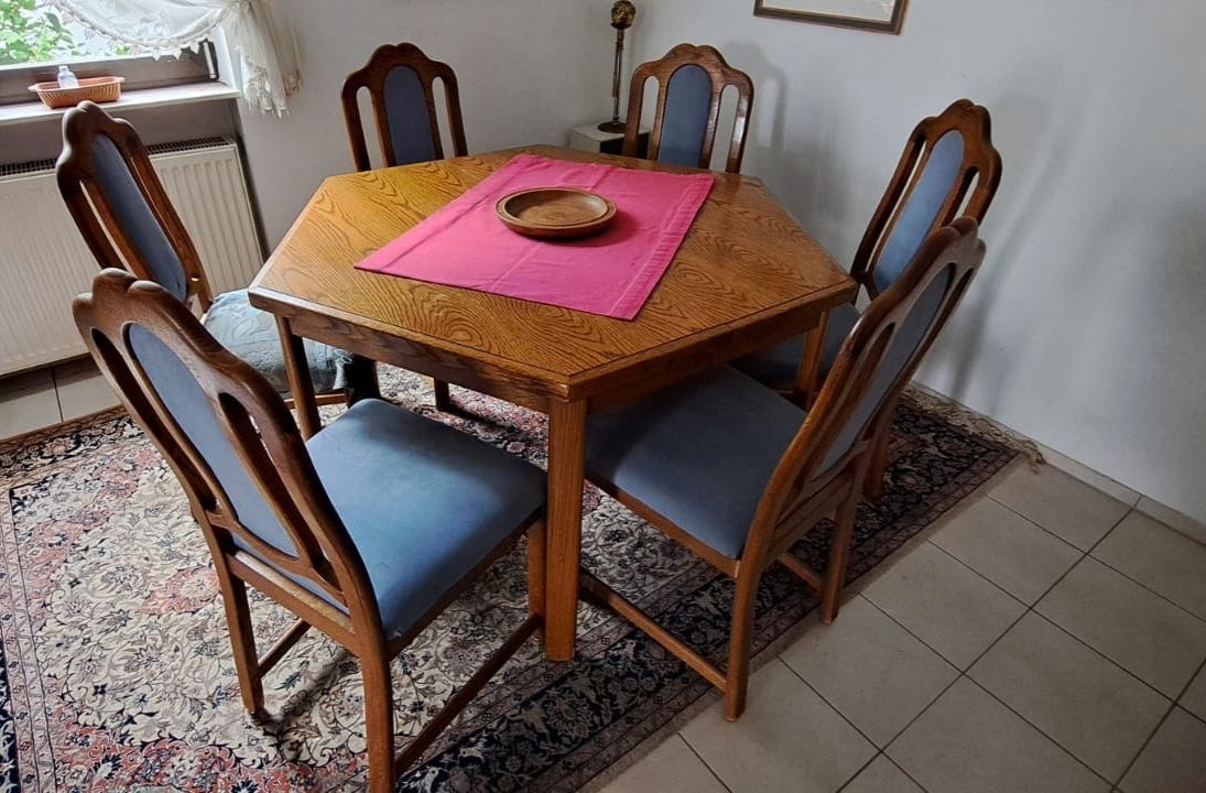Tisch mit 6 Stühlen