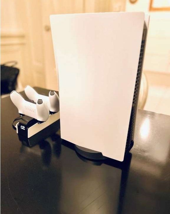 PlayStation 5 + 2 Controller + Ständer