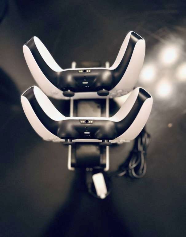 PlayStation 5 + 2 Controller + Ständer