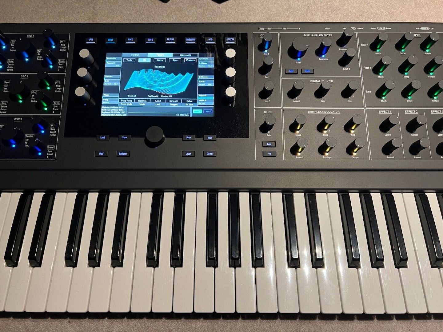 Waldorf Quantum 8-Voice 61-Key Digital-Analog Synthesizer