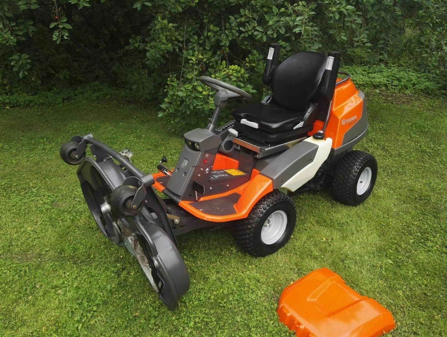 Husqvarna R 422 ts AWD. Aufsitzmäher 22 Ps. 112cm, 2017