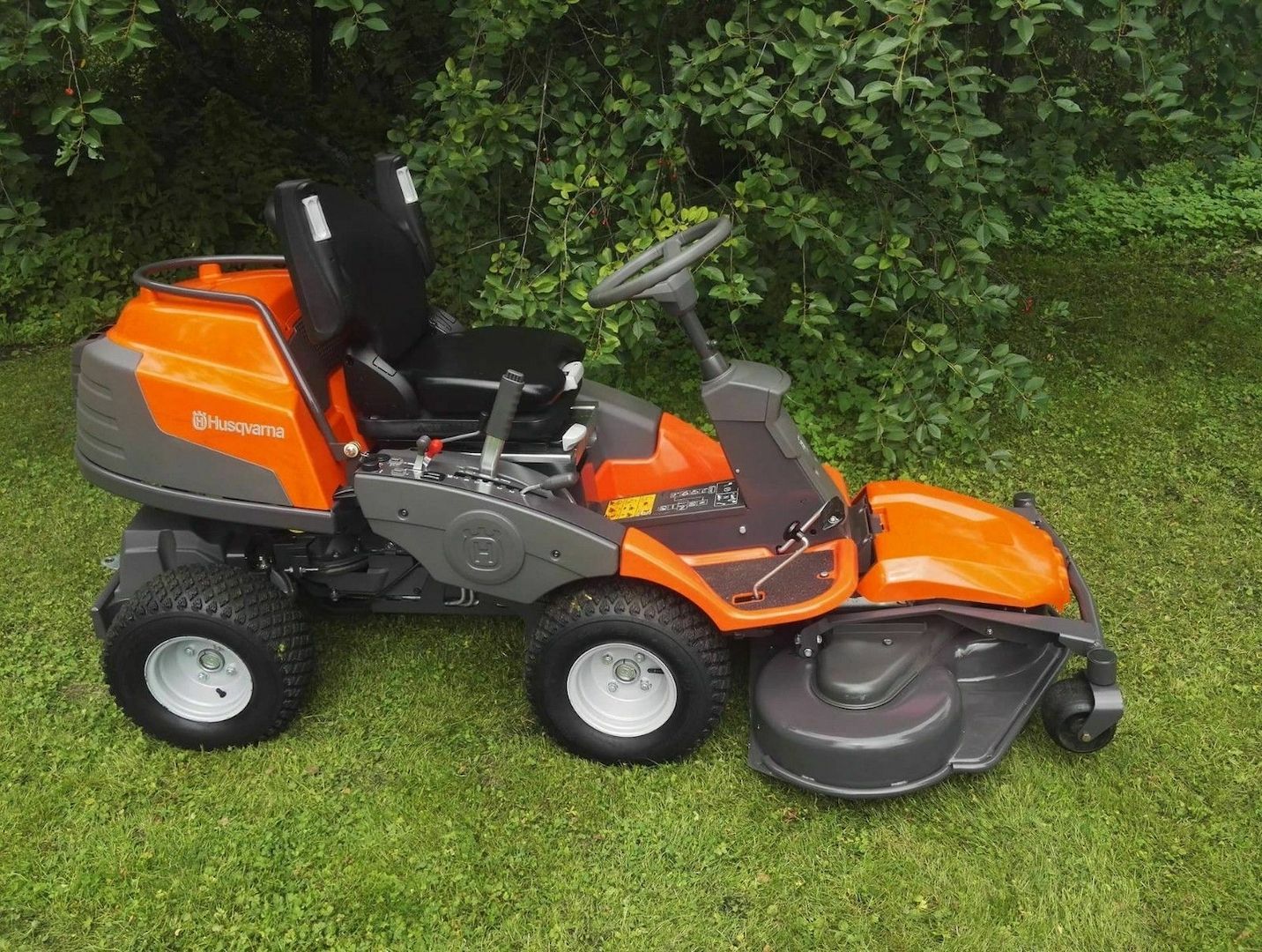 Husqvarna R 422 ts AWD. Aufsitzmäher 22 Ps. 112cm, 2017