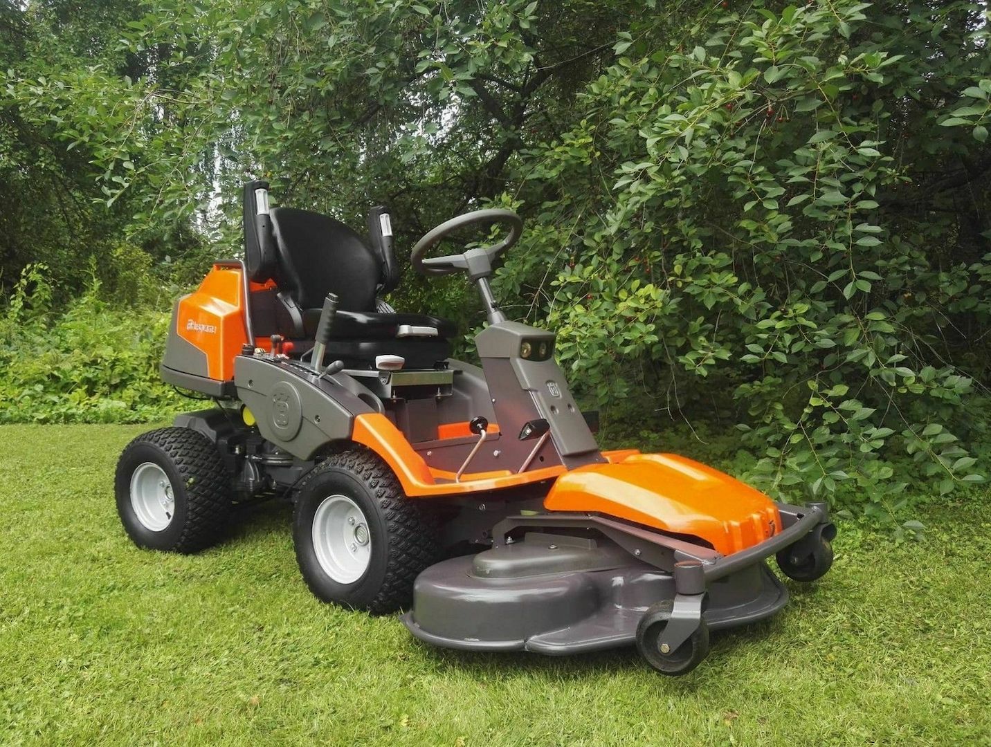 Husqvarna R 422 ts AWD. Aufsitzmäher 22 Ps. 112cm, 2017