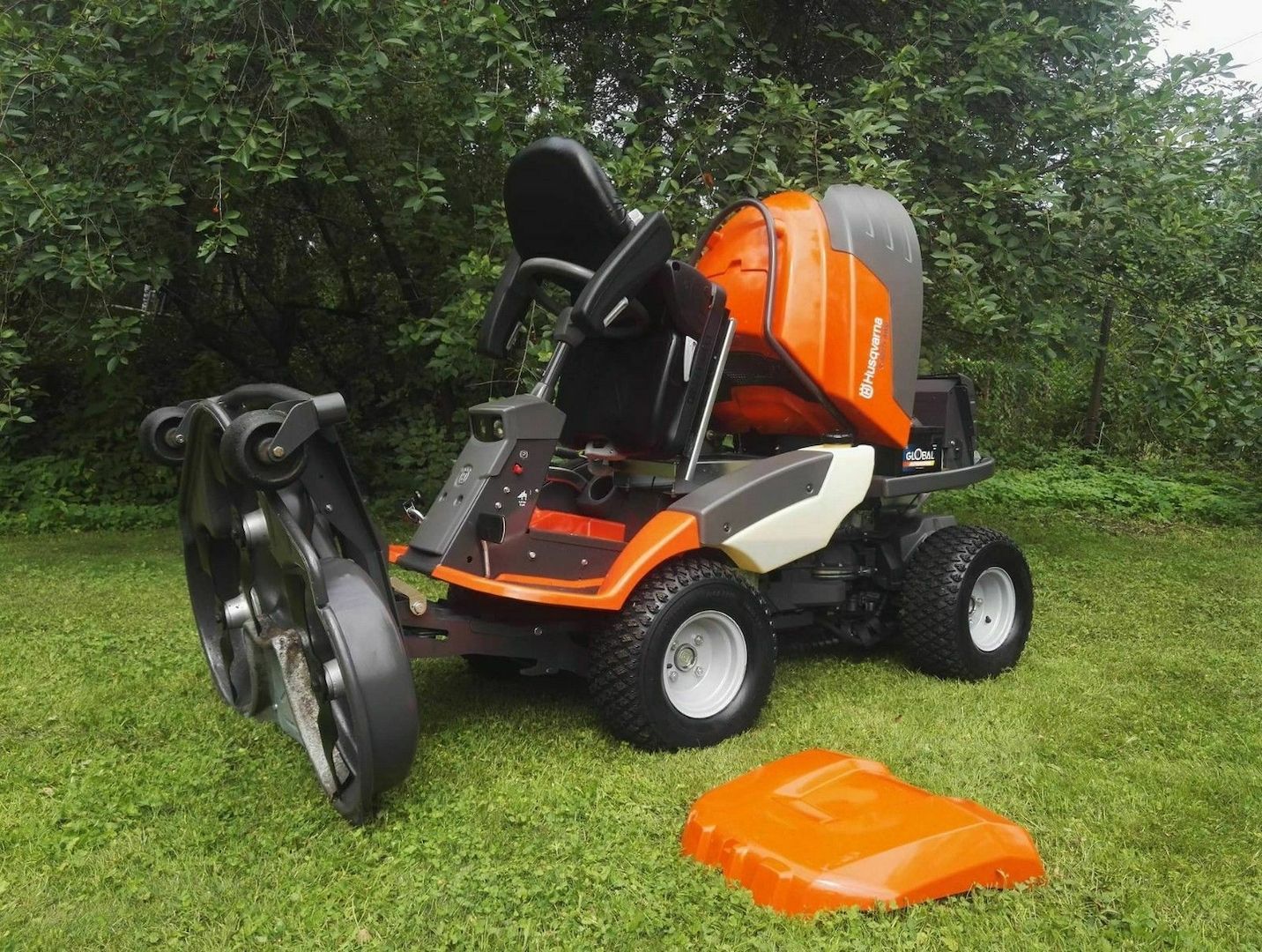 Husqvarna R 422 ts AWD. Aufsitzmäher 22 Ps. 112cm, 2017