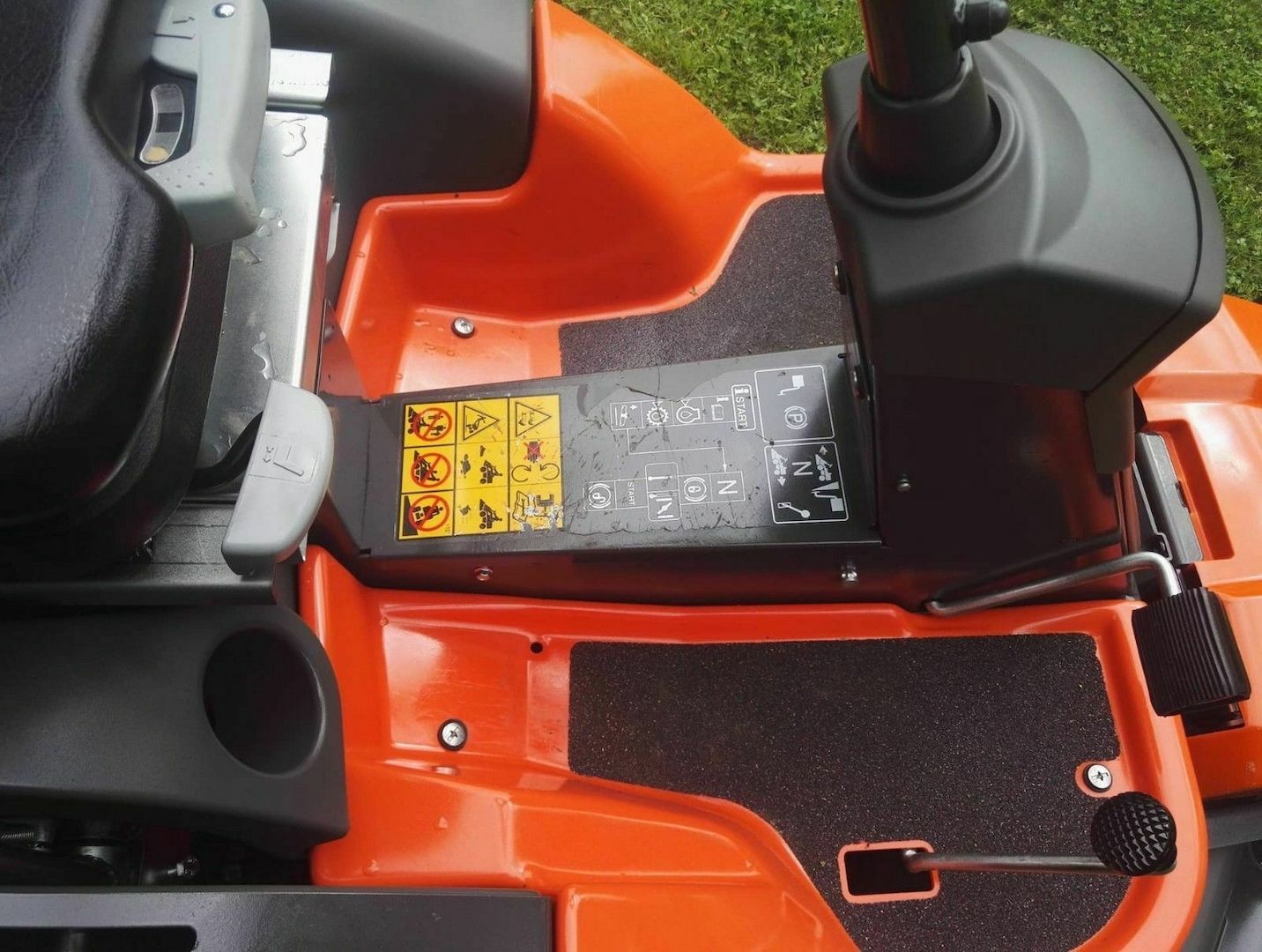 Husqvarna R 422 ts AWD. Aufsitzmäher 22 Ps. 112cm, 2017