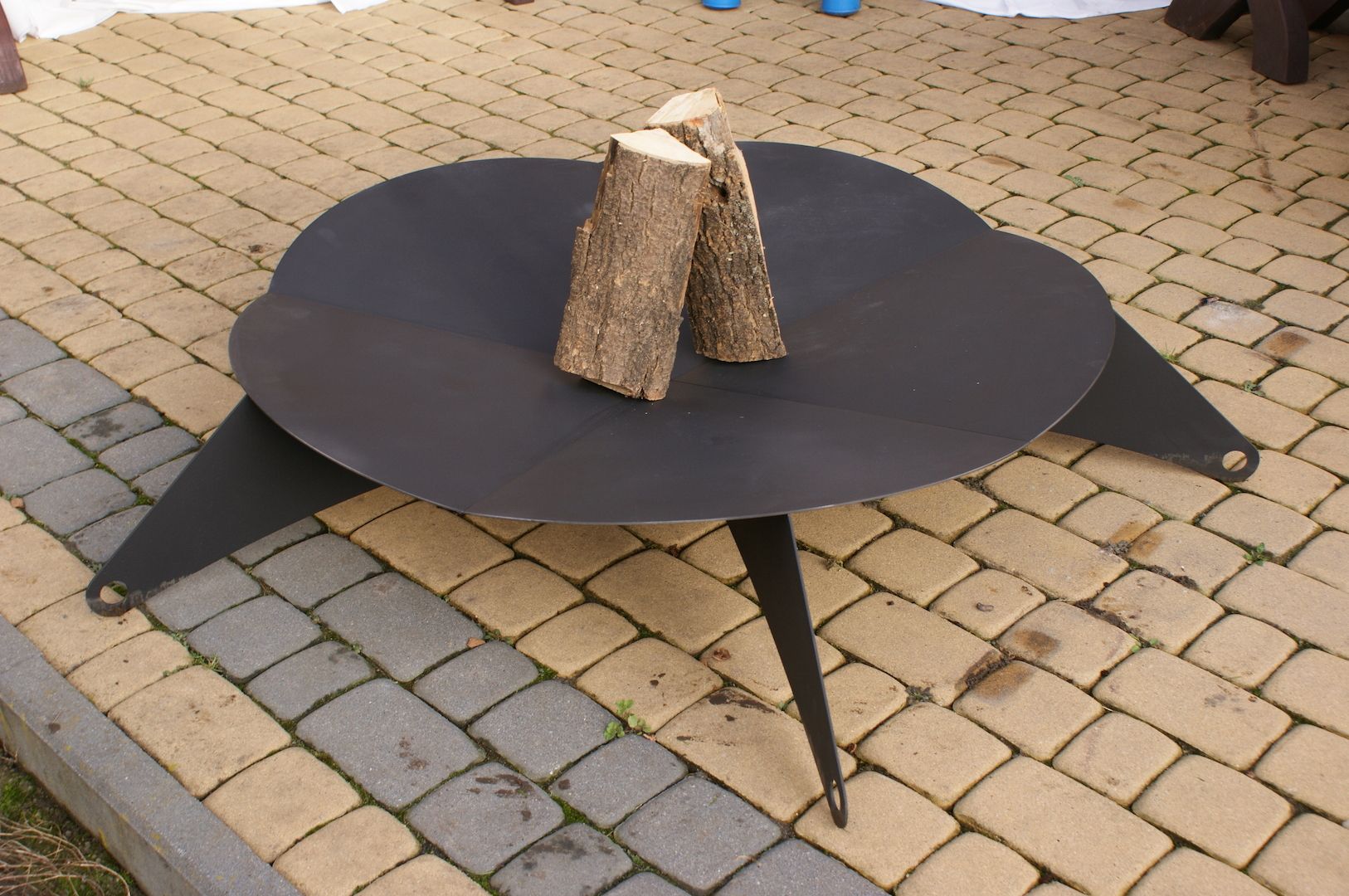 Gartenherd Feuerstelle Nummer 1 Runder Tisch aus Stahl lackiert hitzebeständig