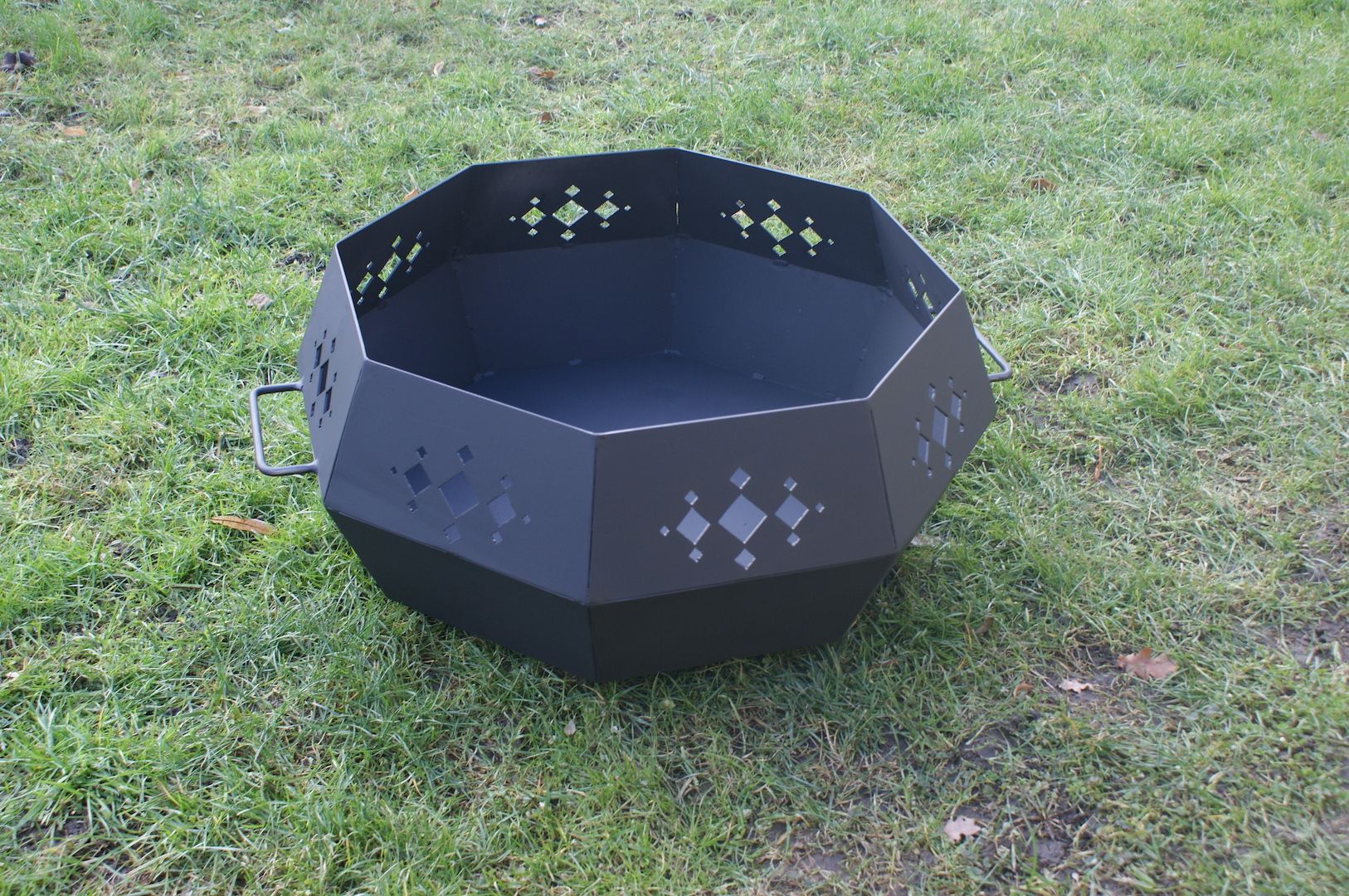 Gartenherd Feuerstelle Nummer 5 Diamant aus Stahl lackiert hitzebeständig Gartenherd Feuerstelle Nummer 5 Diamant aus Stahl lackiert hitzebeständig