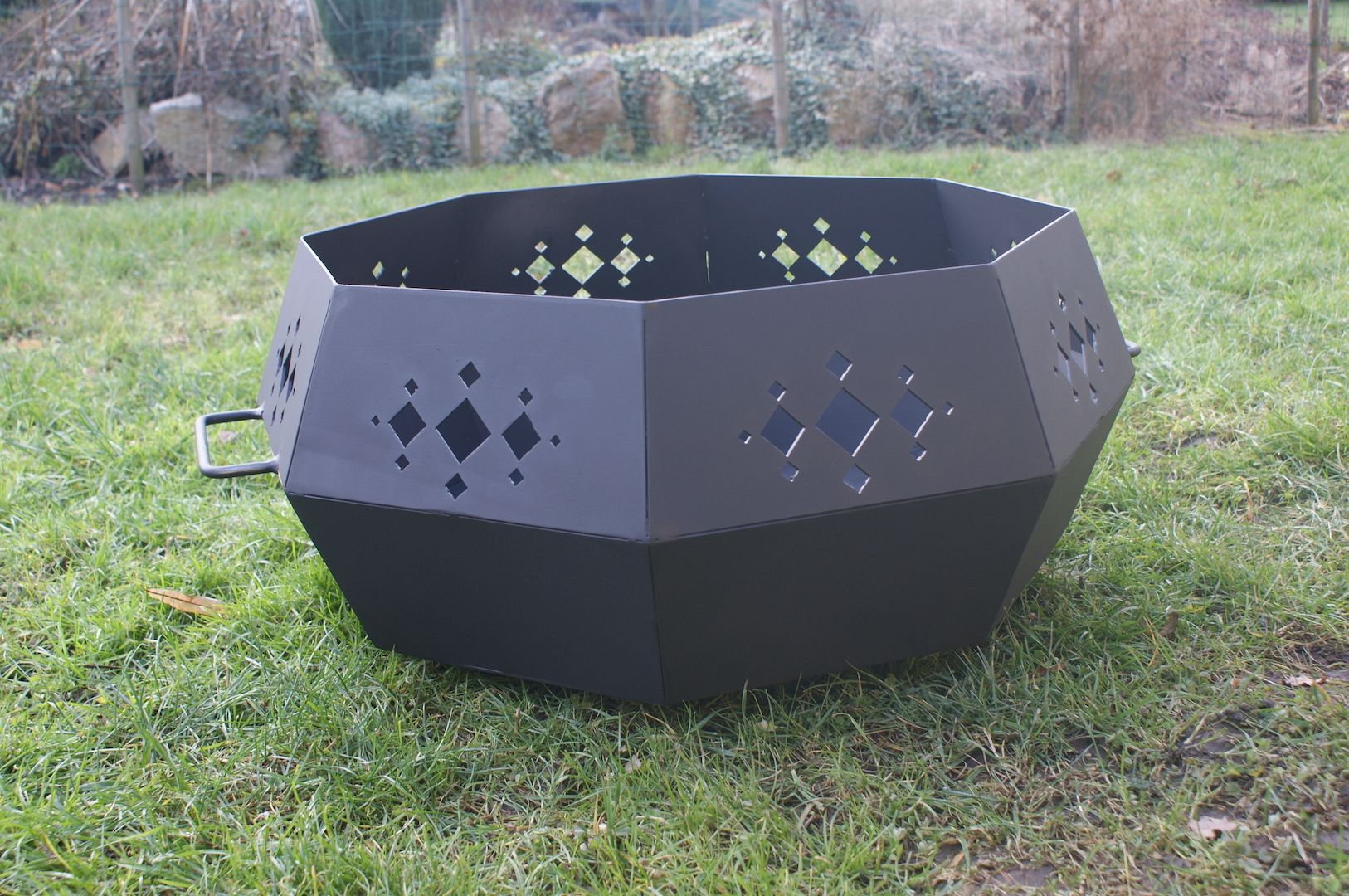 Gartenherd Feuerstelle Nummer 5 Diamant aus Stahl lackiert hitzebeständig Gartenherd Feuerstelle Nummer 5 Diamant aus Stahl lackiert hitzebeständig