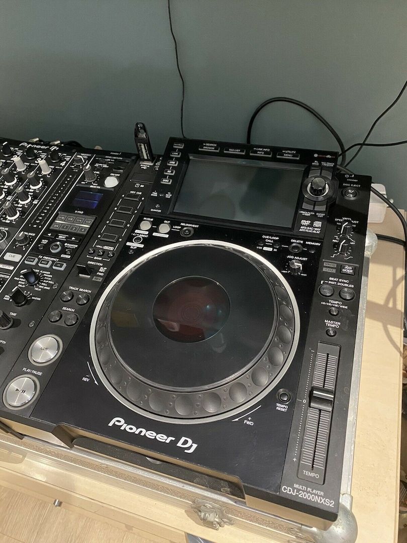 2 X PIONEER CDJs 2000 NXS2 (PAAR) UND DJM 900 NXS2 MISCHER