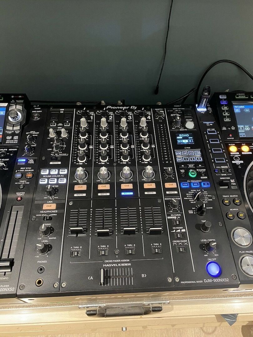 2 X PIONEER CDJs 2000 NXS2 (PAAR) UND DJM 900 NXS2 MISCHER