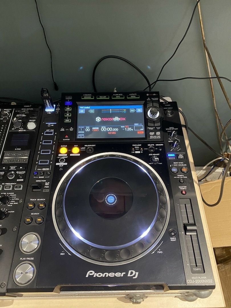 2 X PIONEER CDJs 2000 NXS2 (PAAR) UND DJM 900 NXS2 MISCHER