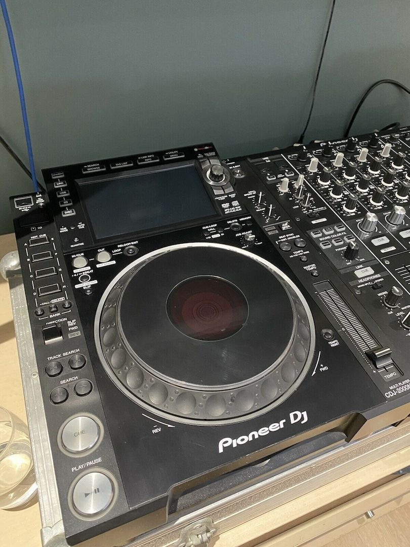 2 X PIONEER CDJs 2000 NXS2 (PAAR) UND DJM 900 NXS2 MISCHER