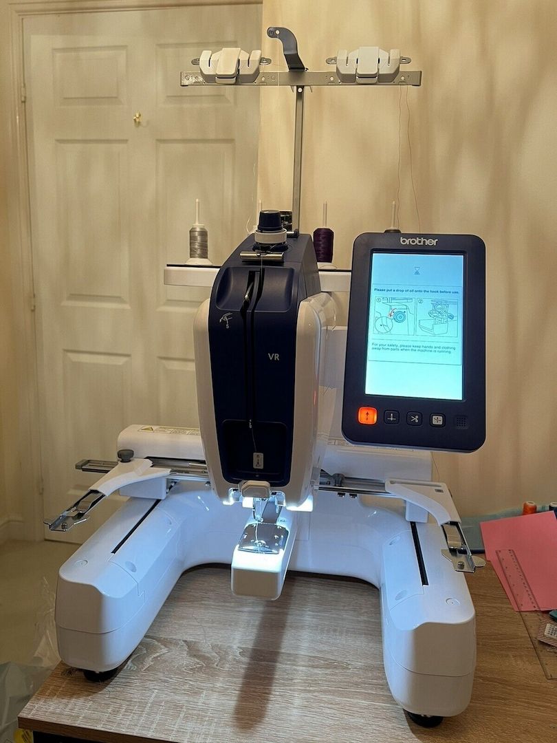 Brother VR-Stickmaschine mit Kappenrahmen