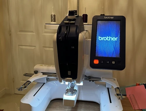 Brother VR-Stickmaschine mit Kappenrahmen