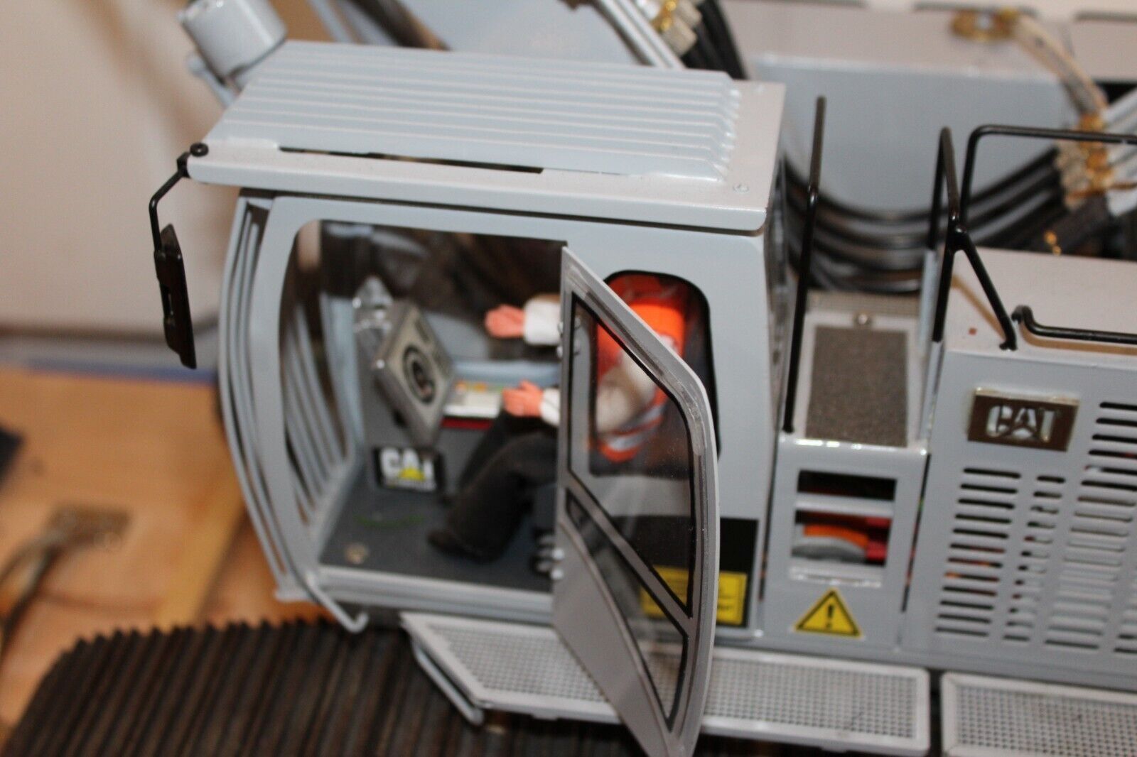 Caterpillar Bagger 385 1:16 / 1:14