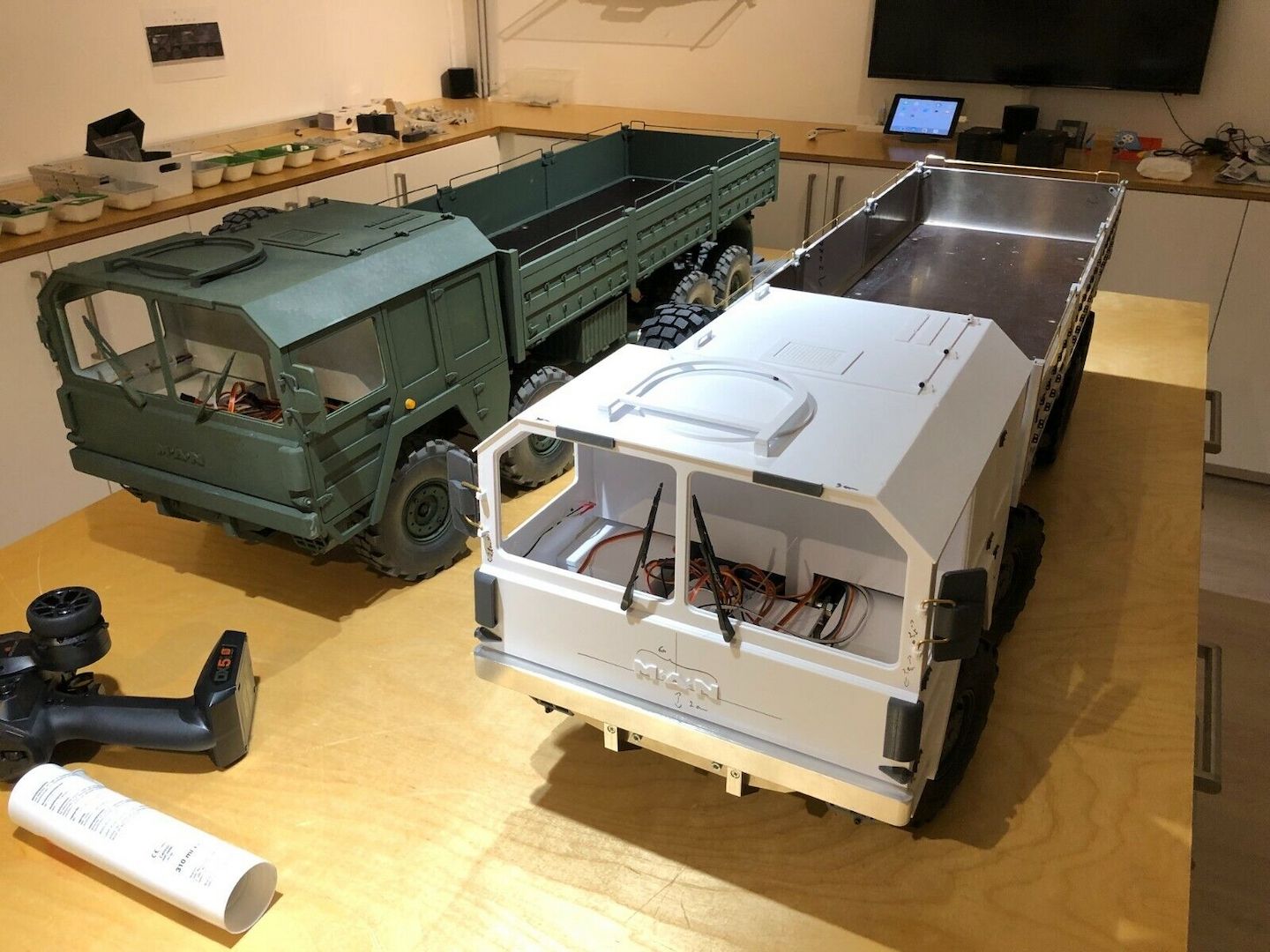 MAN Kat 1 8x8 RC-Modell im Maßstab 1:8, mechanisch fertig montiert, unlackiert