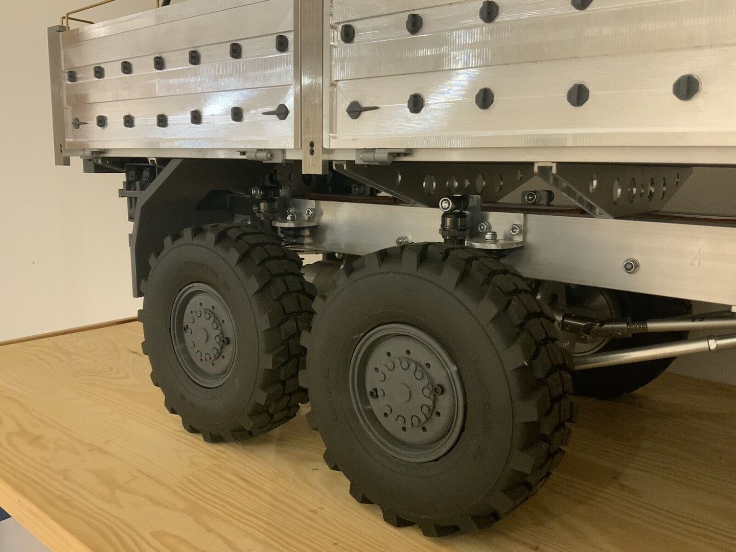 MAN Kat 1 8x8 RC-Modell im Maßstab 1:8, mechanisch fertig montiert, unlackiert