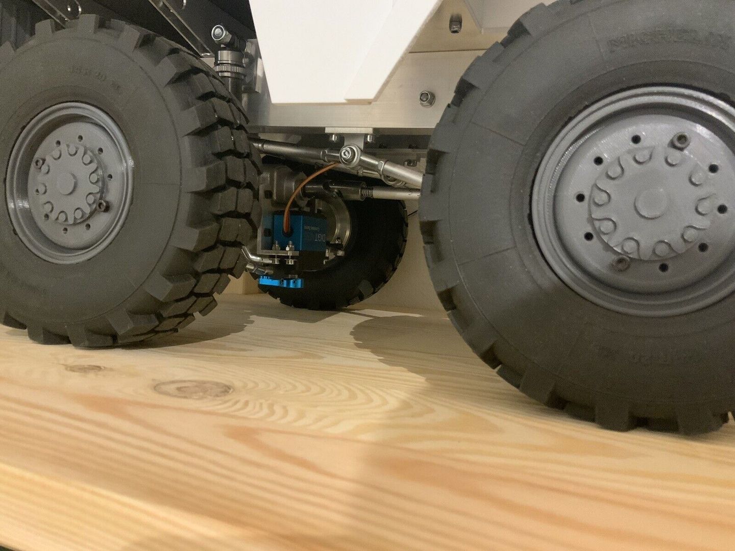 MAN Kat 1 8x8 RC-Modell im Maßstab 1:8, mechanisch fertig montiert, unlackiert