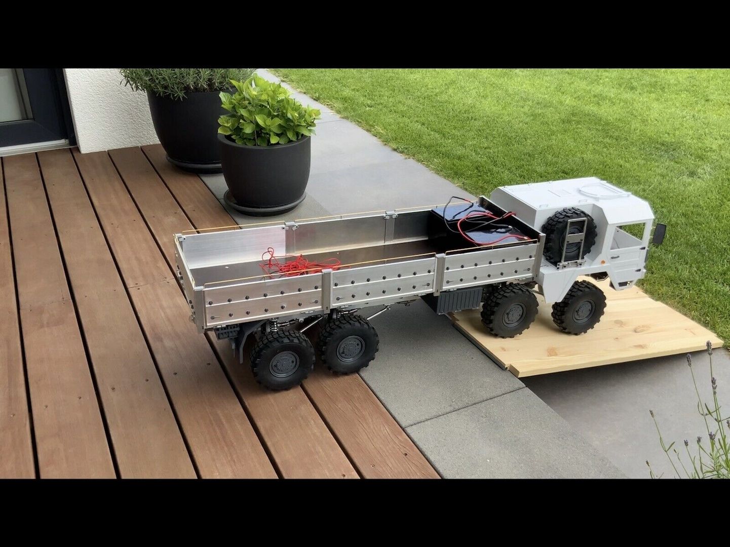 MAN Kat 1 8x8 RC-Modell im Maßstab 1:8, mechanisch fertig montiert, unlackiert