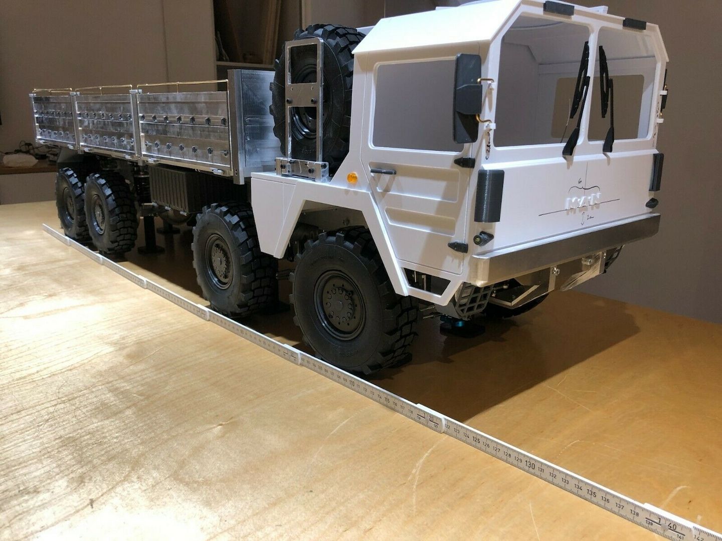 MAN Kat 1 8x8 RC-Modell im Maßstab 1:8, mechanisch fertig montiert, unlackiert