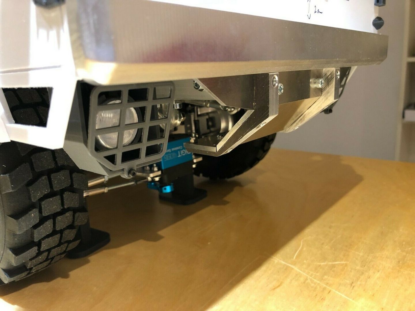 MAN Kat 1 8x8 RC-Modell im Maßstab 1:8, mechanisch fertig montiert, unlackiert