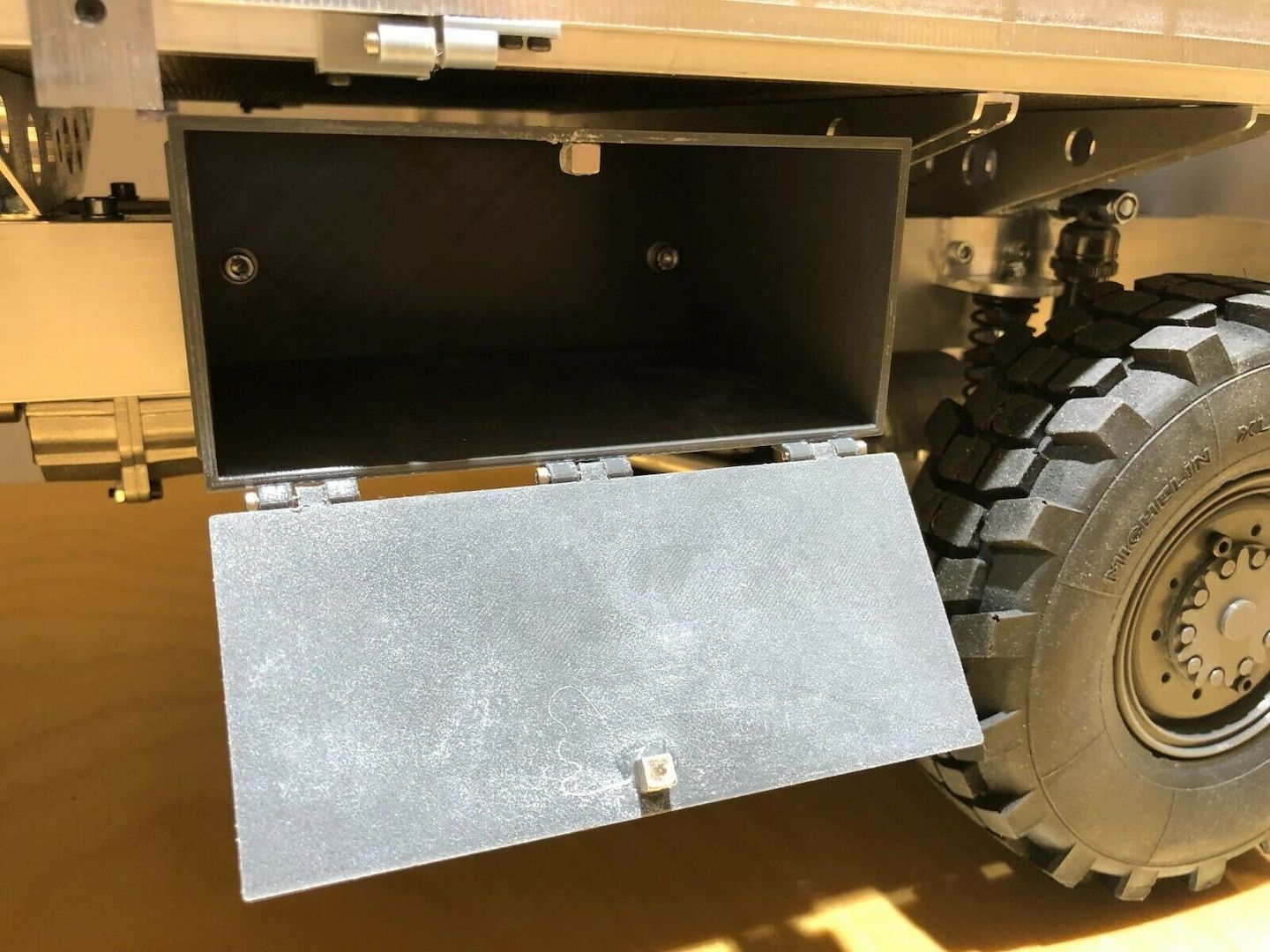 MAN Kat 1 8x8 RC-Modell im Maßstab 1:8, mechanisch fertig montiert, unlackiert