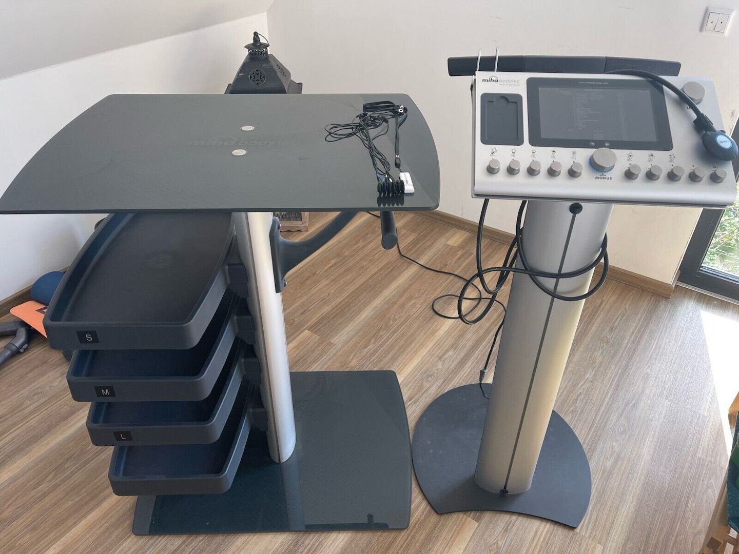 Miha Bodytec EMS-Gerät II inklusiv Original Glas-Sprühtisch und Koffer 