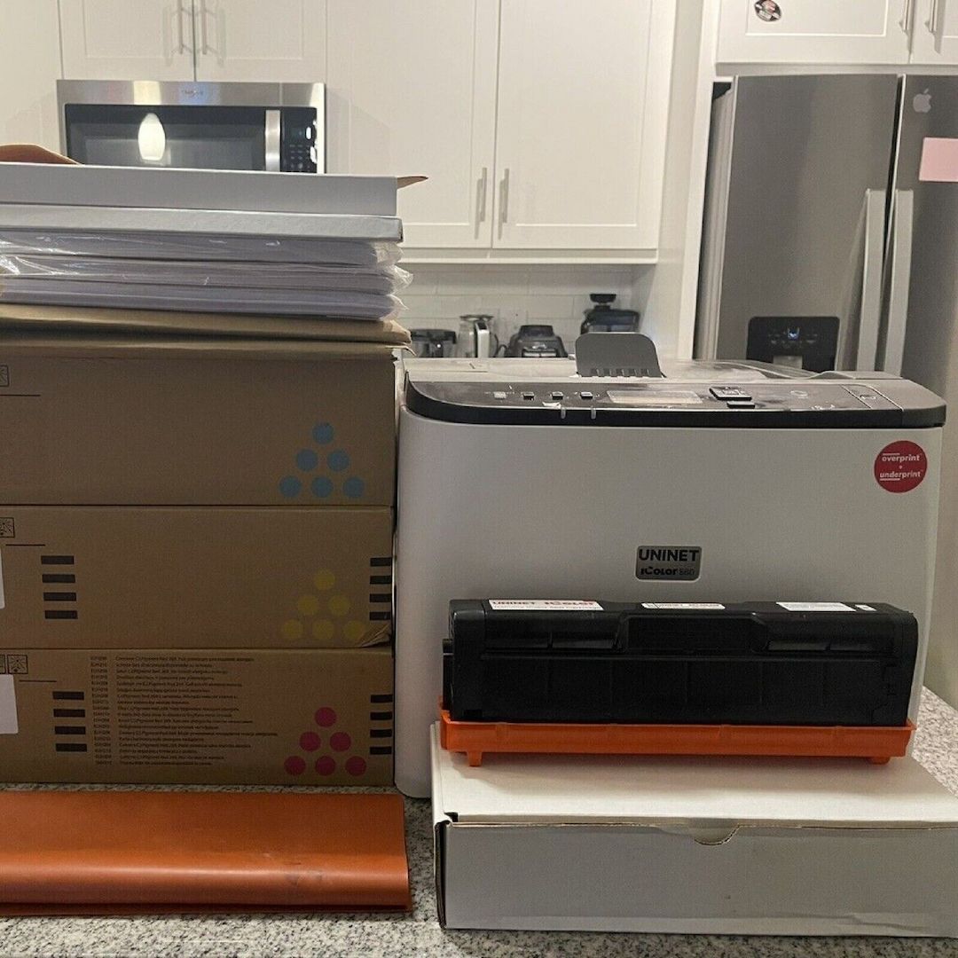 UniNet ICOLOR 560 weißer Tonerdrucker mit ICOLOR ProRIP und SmartCUT Software