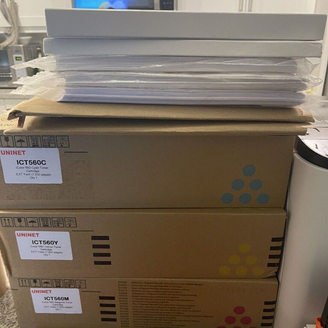 UniNet ICOLOR 560 weißer Tonerdrucker mit ICOLOR ProRIP und SmartCUT Software