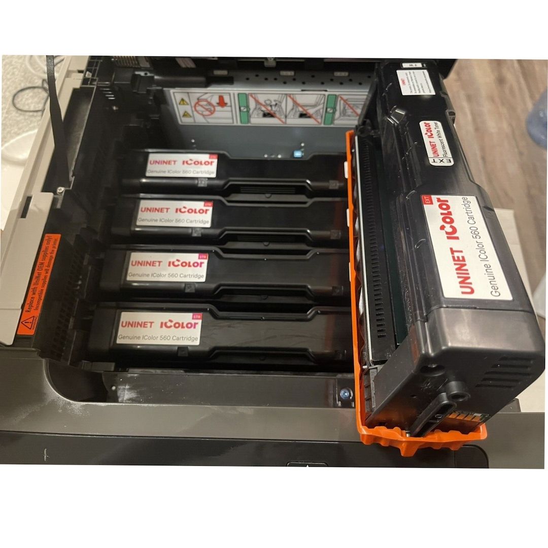 UniNet ICOLOR 560 weißer Tonerdrucker mit ICOLOR ProRIP und SmartCUT Software