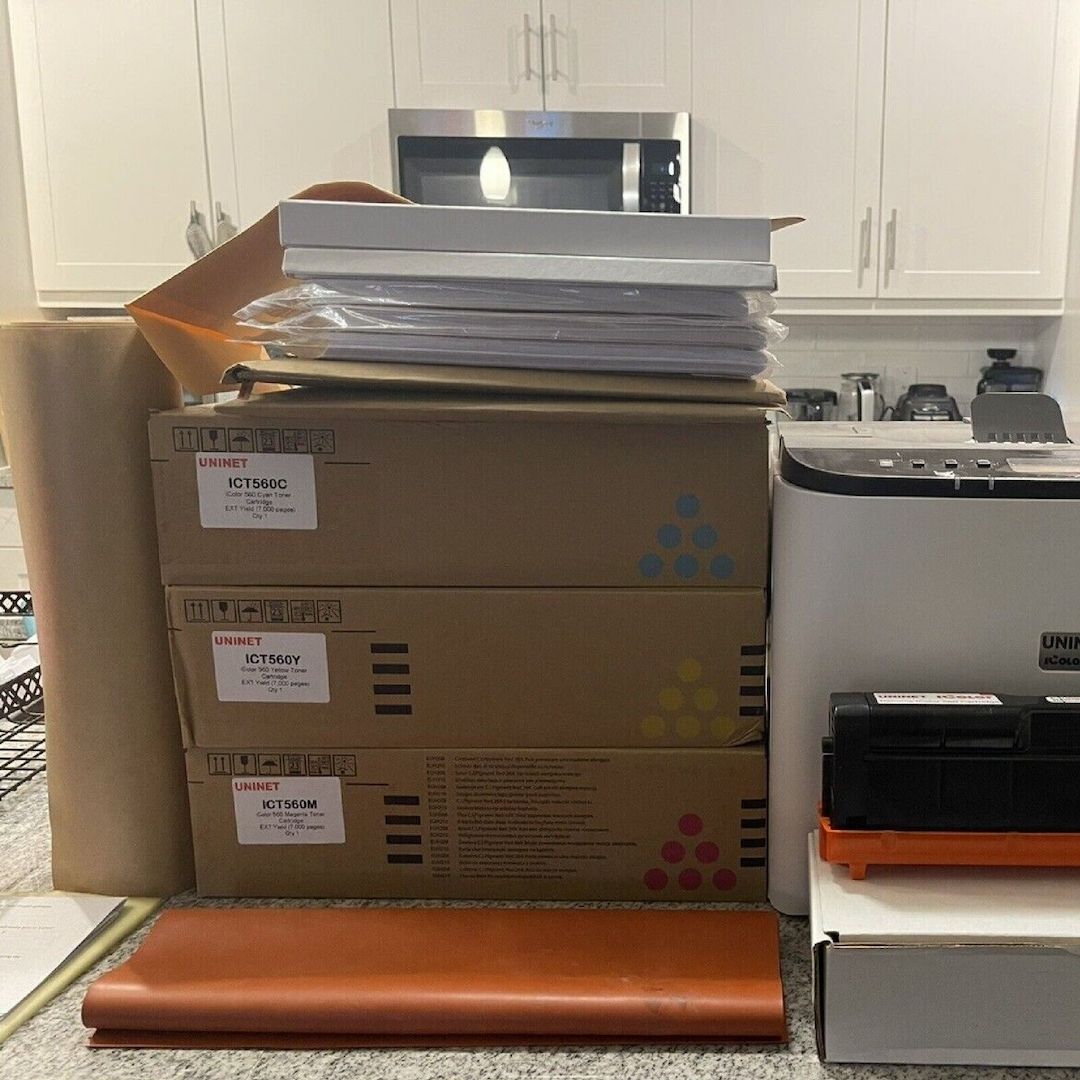 UniNet ICOLOR 560 weißer Tonerdrucker mit ICOLOR ProRIP und SmartCUT Software