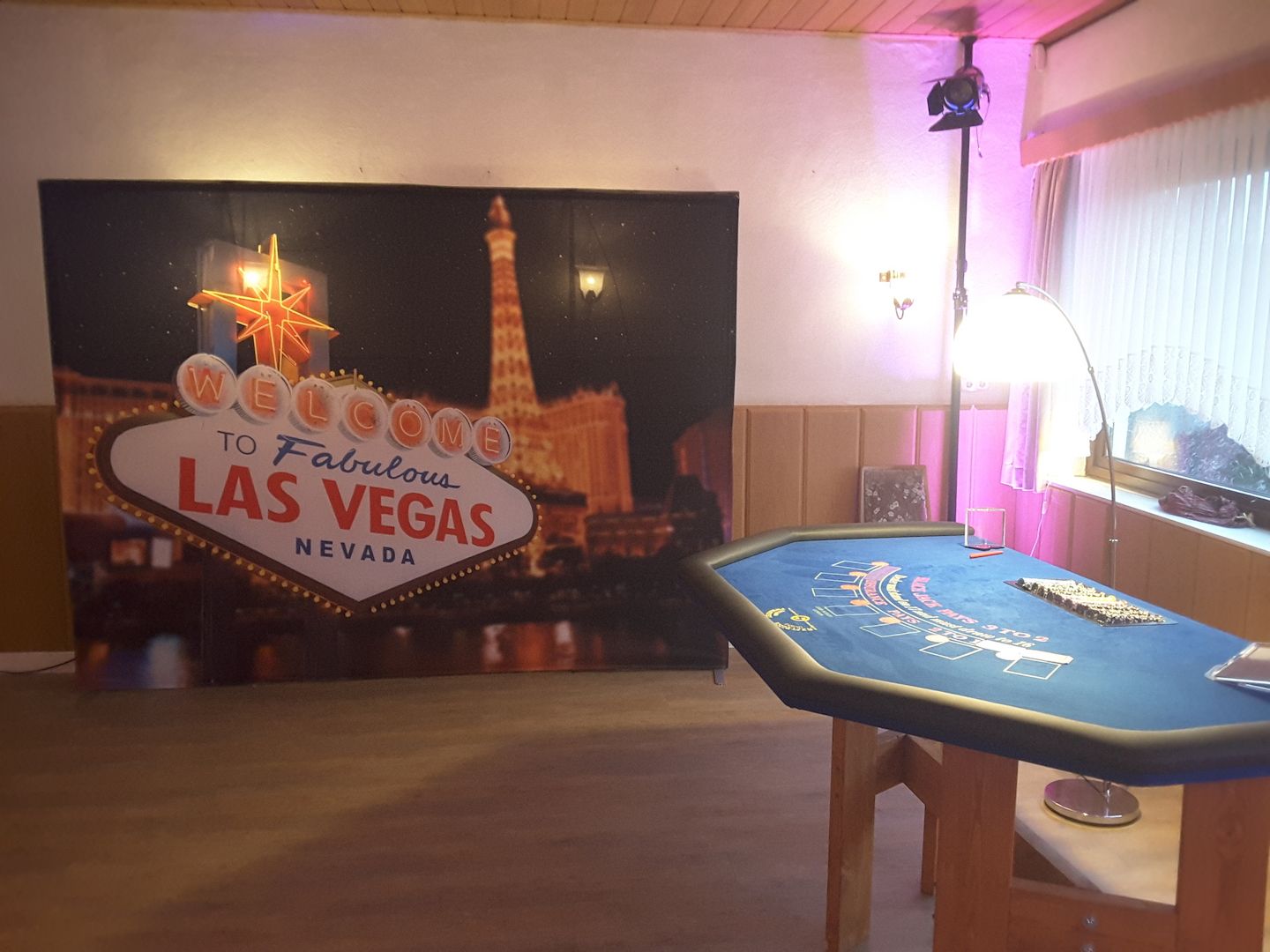 Mobiles Casino ,Black Jack, Poker, Roulette Tisch  mit Croupier