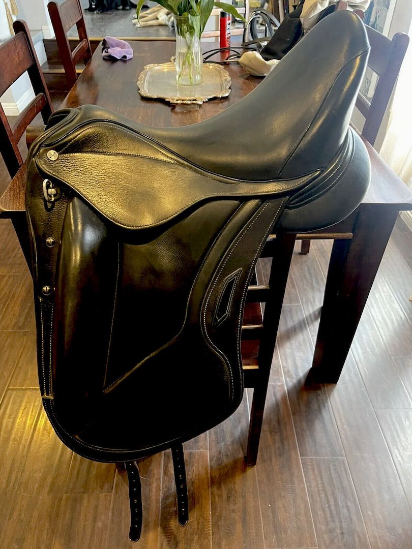 Aviar Custom Saddlery 17 im Dressursattel. 2021 Bj. perfekter Zustand Aviar Custom Saddlery 17 im Dressursattel. 2021 Bj. perfekter Zustand