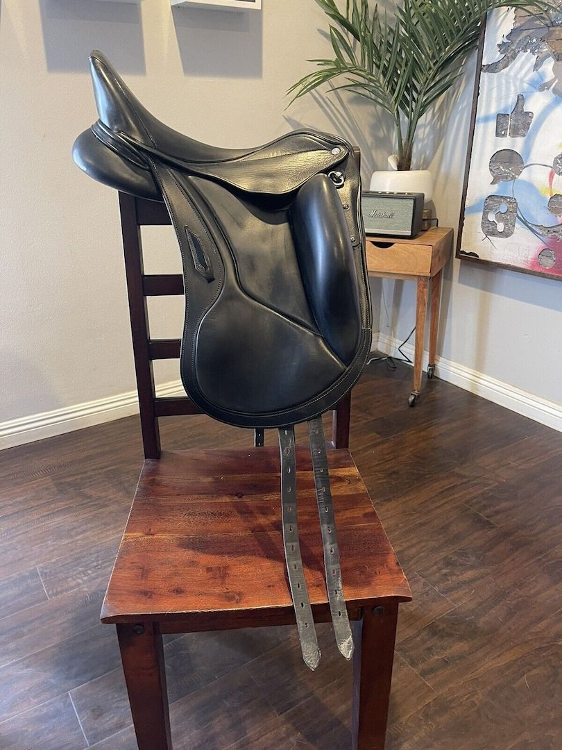 Aviar Custom Saddlery 17 im Dressursattel. 2021 Bj. perfekter Zustand Aviar Custom Saddlery 17 im Dressursattel. 2021 Bj. perfekter Zustand