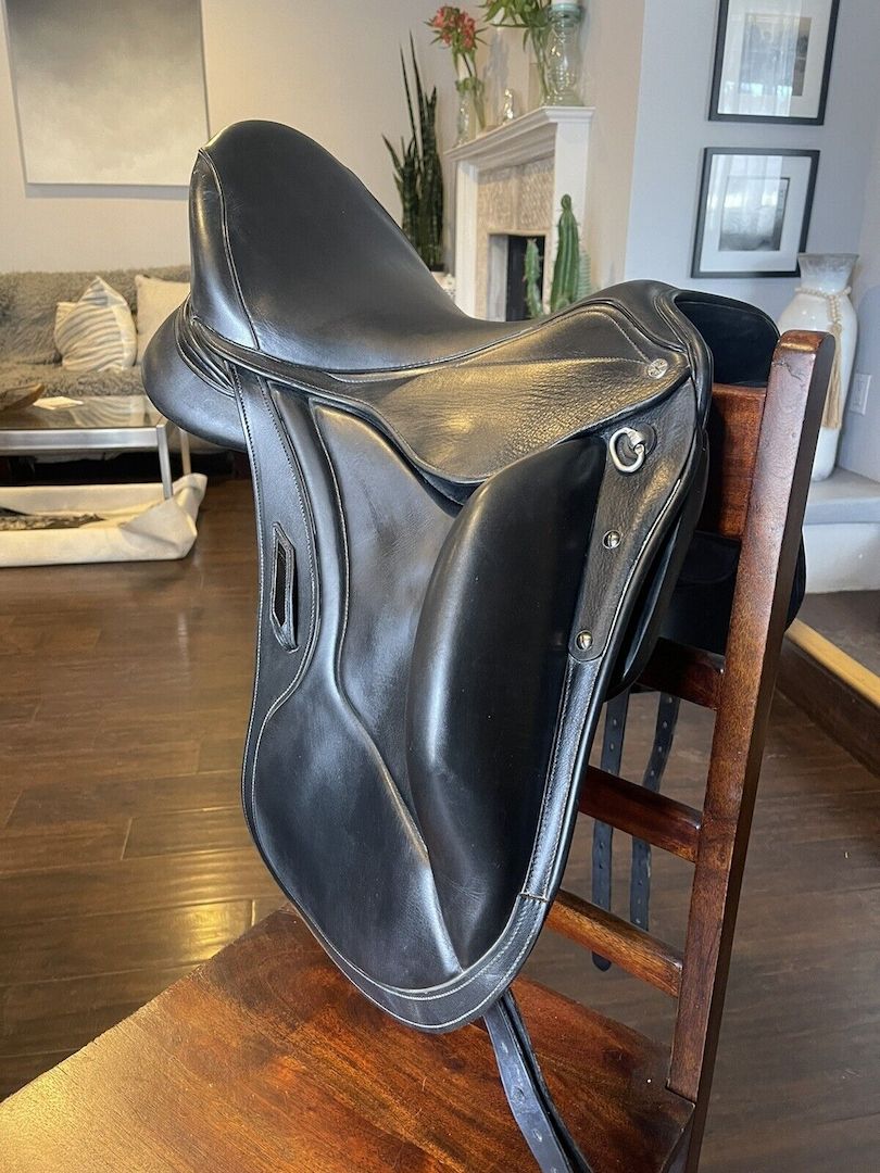 Aviar Custom Saddlery 17 im Dressursattel. 2021 Bj. perfekter Zustand Aviar Custom Saddlery 17 im Dressursattel. 2021 Bj. perfekter Zustand