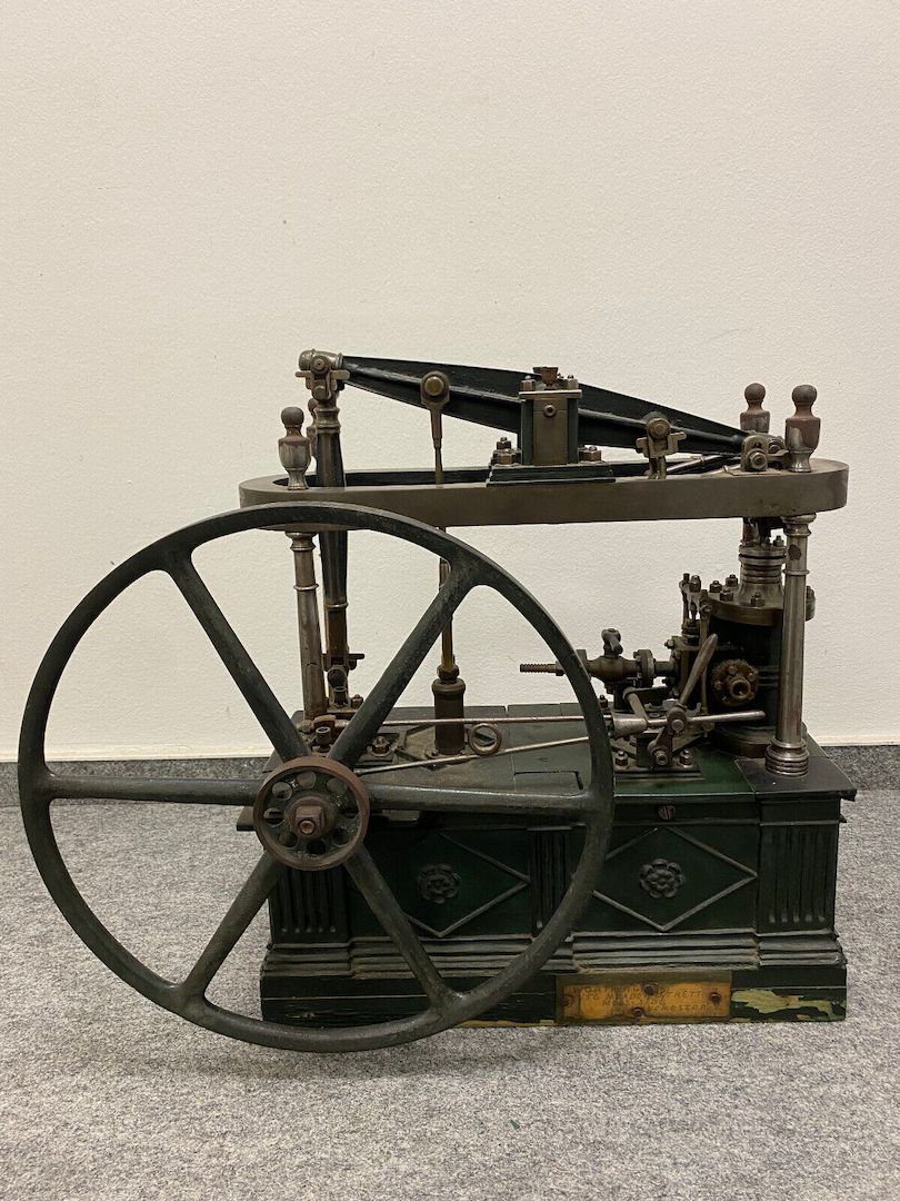 Antike, große und sehr schwere Dampfmaschine