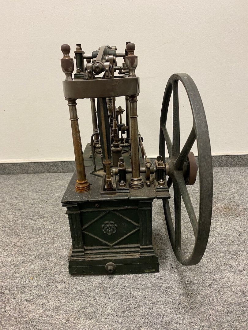 Antike, große und sehr schwere Dampfmaschine