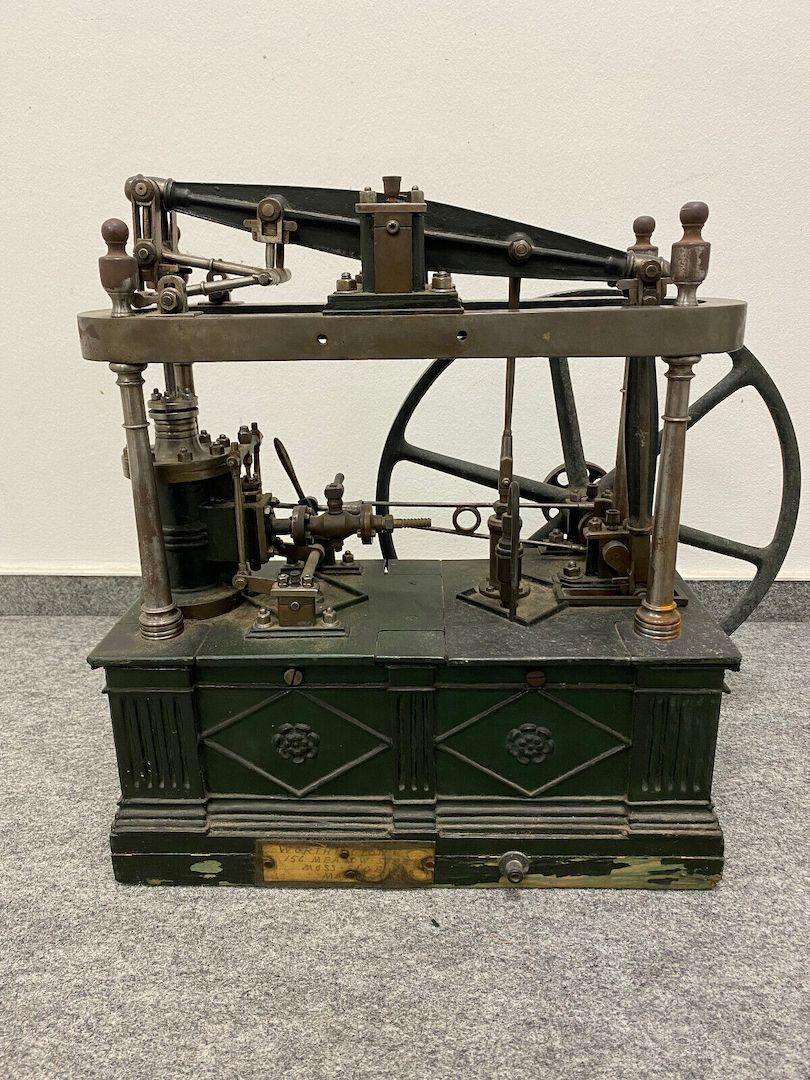 Antike, große und sehr schwere Dampfmaschine