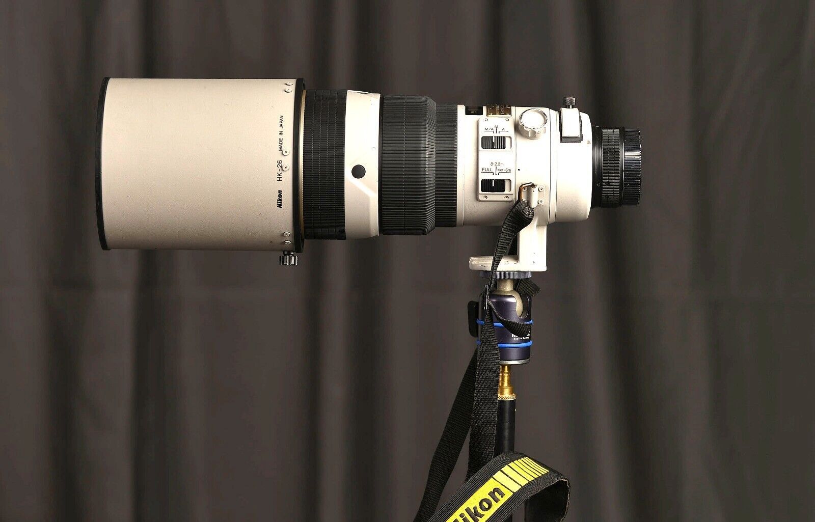 Nikon ED Nikkor AF-S  300mm f2.8 D II Grau