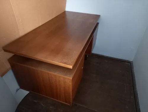gut erhaltener Schreibtisch