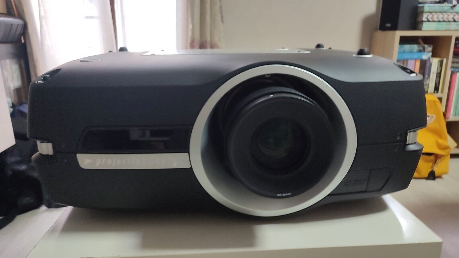 Projectiondesign F85