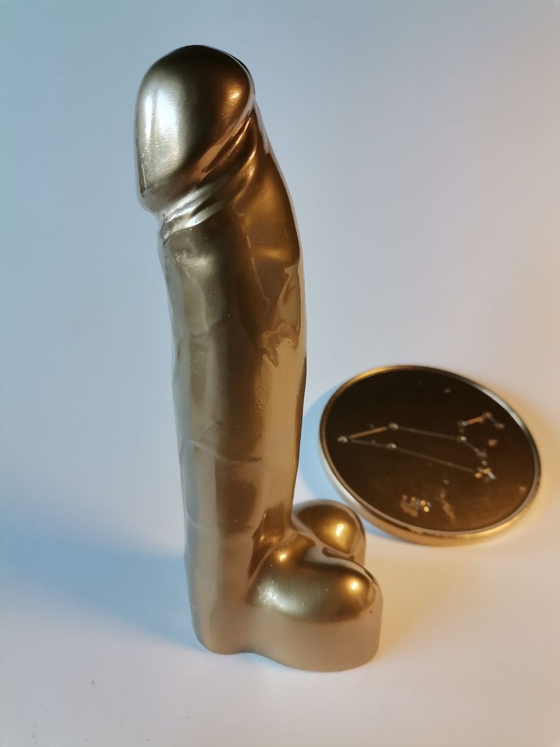 „Strapping Boy I“ 175 x40mm“ farbig lackiert; Handmade für Deko, Party, Spaß