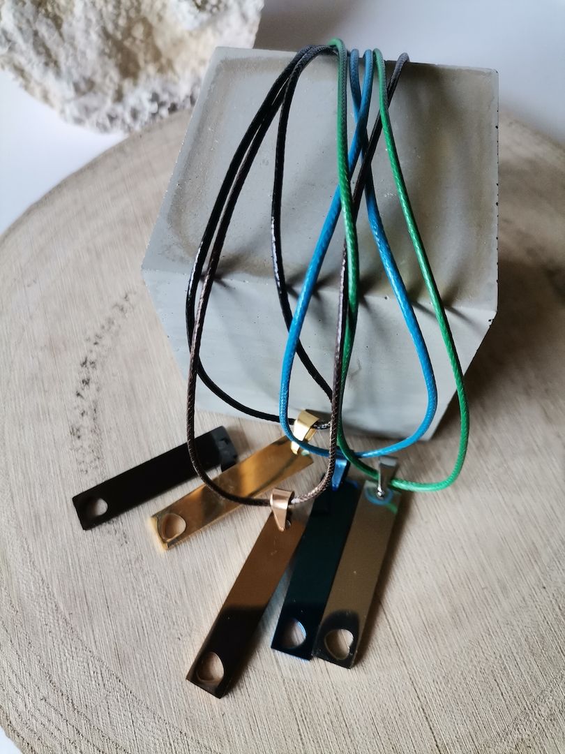 Halslederkette mit  Edelstahlanhänger „Klassik“personalisiert