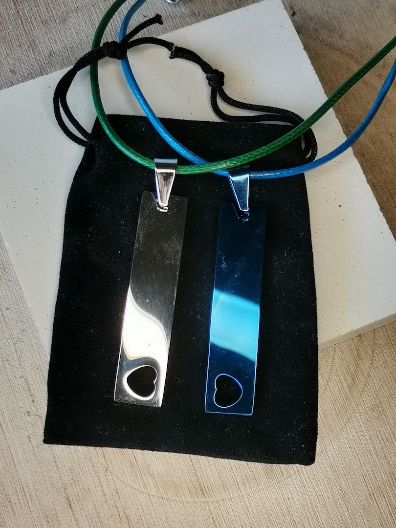 Halslederkette mit  Edelstahlanhänger „Klassik“personalisiert