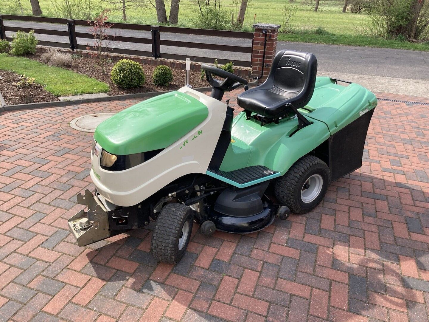 AufsitzmäherRasentraktor Viking MT785 S mit Kehrmaschine Tielbürger tk520