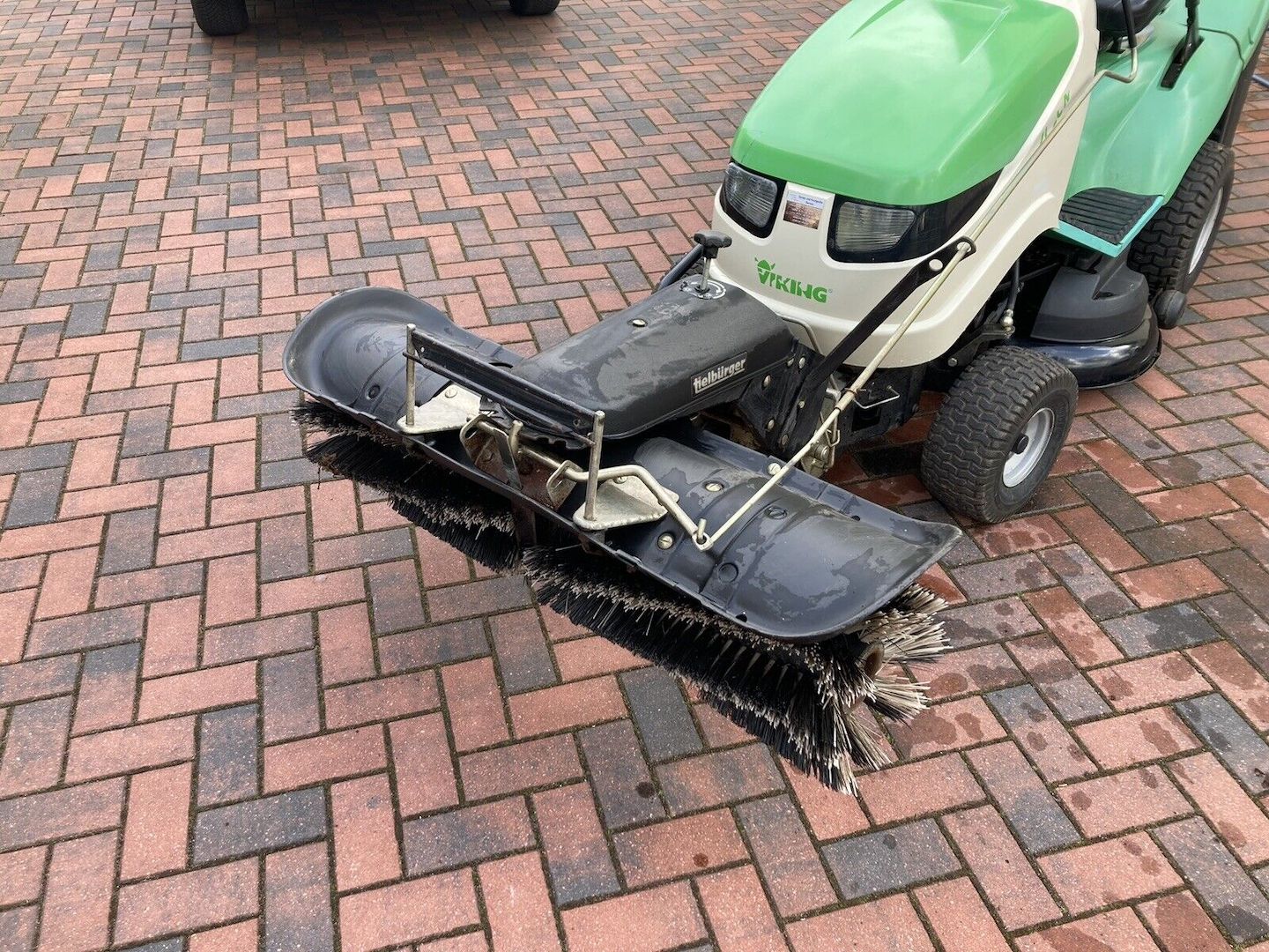 AufsitzmäherRasentraktor Viking MT785 S mit Kehrmaschine Tielbürger tk520